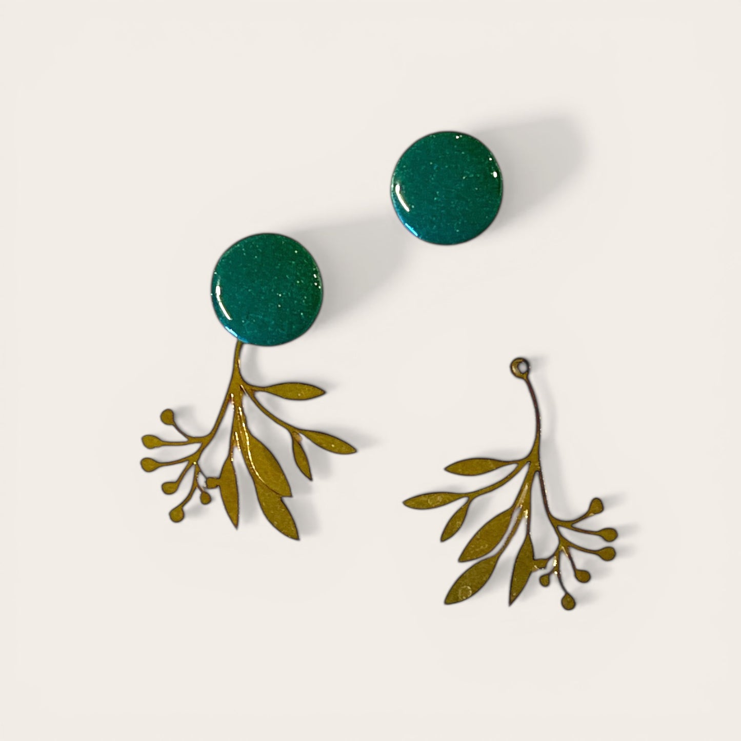 Multi ørering - grøn dot med messingstykke (gren)