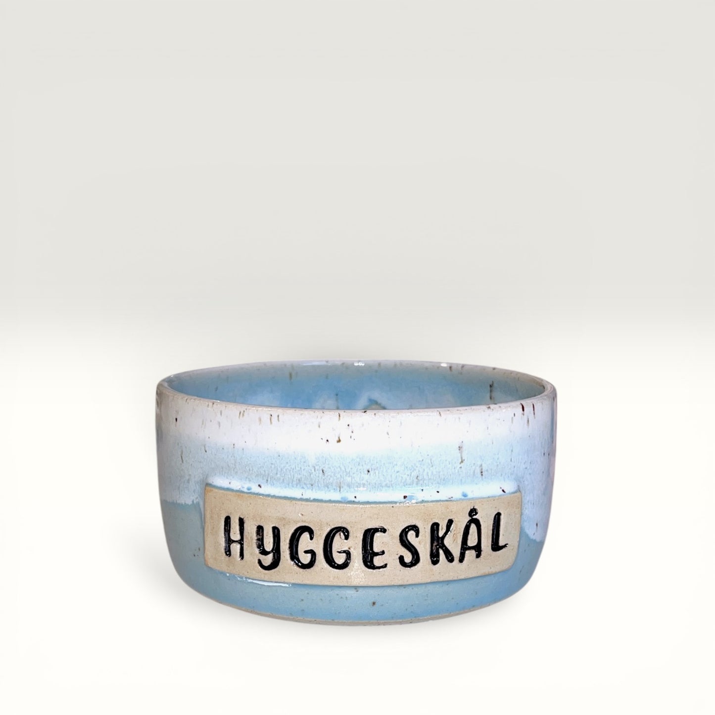 Håndlavet slikskål i keramik - lyseblå skål fra Clay by Hornstrup