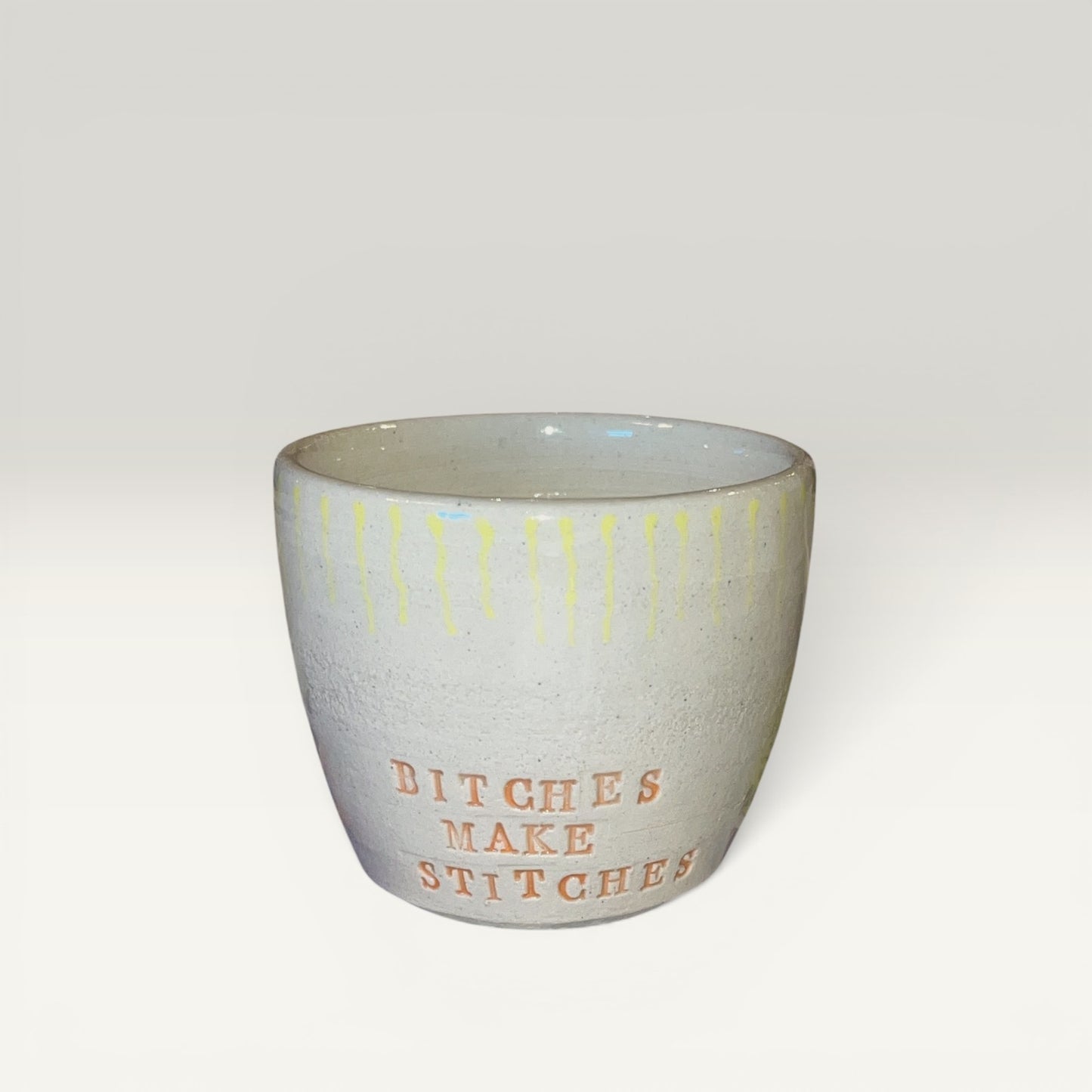 Bitches Make Stitches Keramikkrus – Håndlavet af Famalut