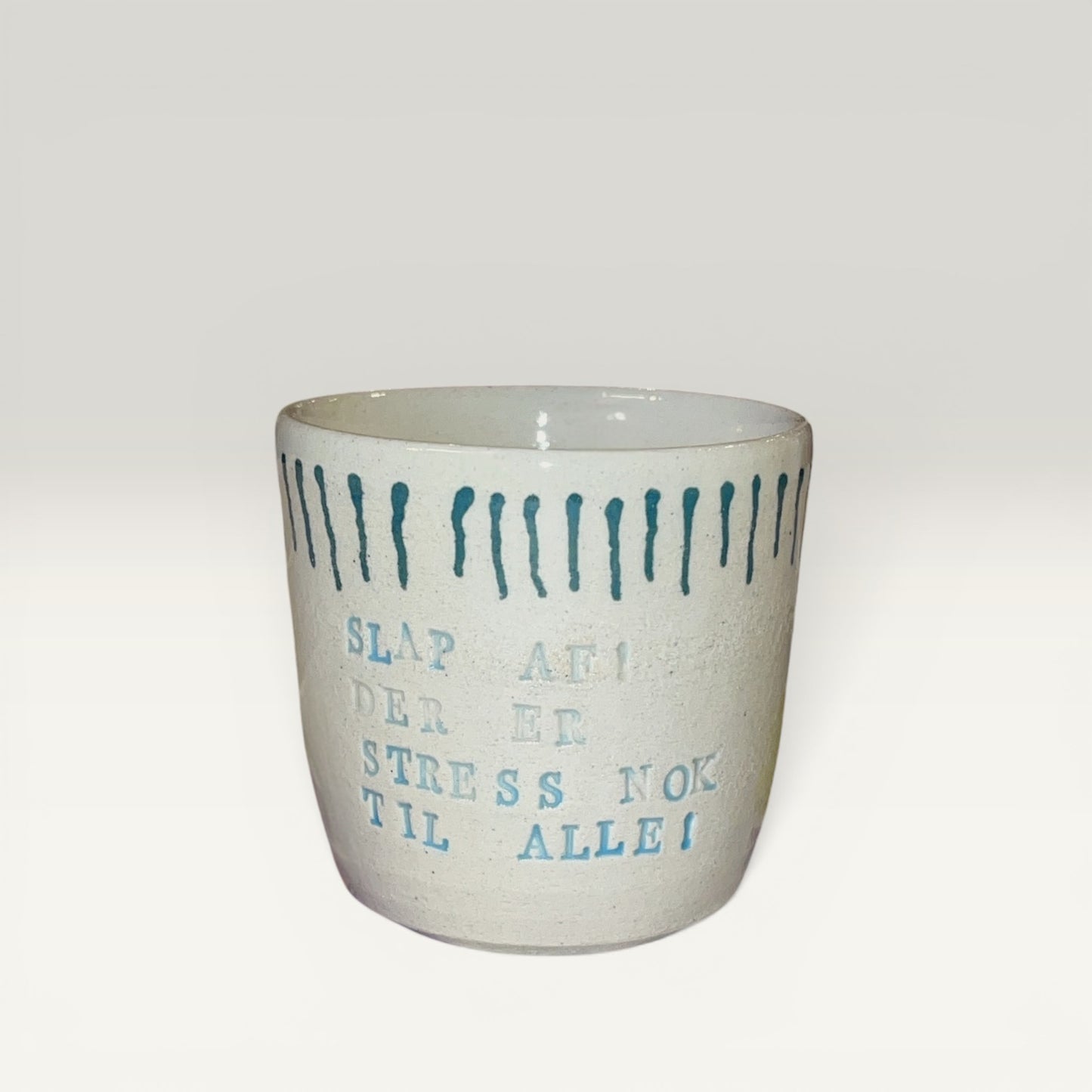 "Slap af, der er stress nok til alle" Keramikkrus – Håndlavet af Famalut