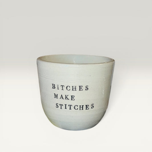 Bitches Make Stitches Keramikkrus (stor) – Håndlavet af Famalut