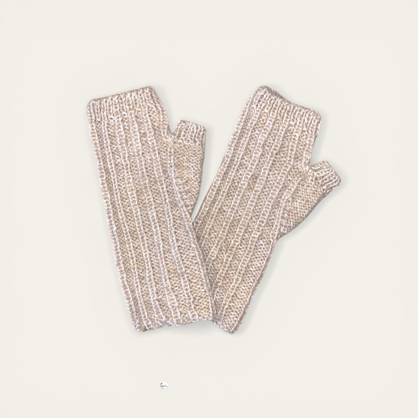 Pulsvarmere i beige – Håndstrikket af Famalut