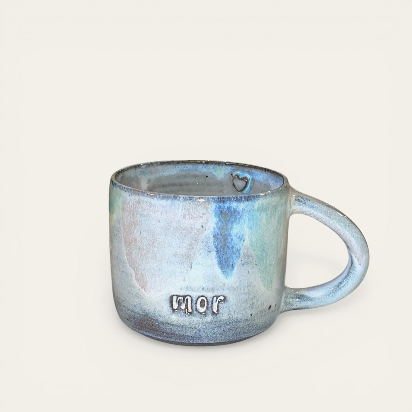"Mor" Keramikkrus med Hank – Sort ler med pastel glasur af Clay by Hornstrup