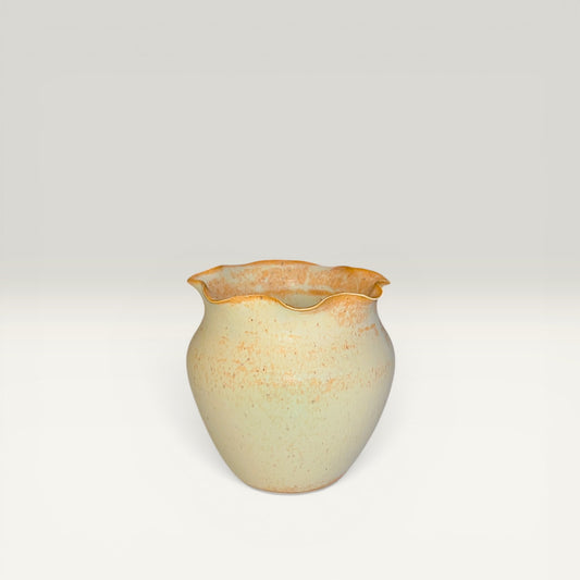Keramikvase med bølgekant – hånddrejet, 9 cm – Karlines Keramik