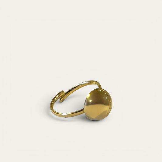 Håndlavet vandfast ring med halvkugle i forgyldt kirurgisk stål – Winther Design