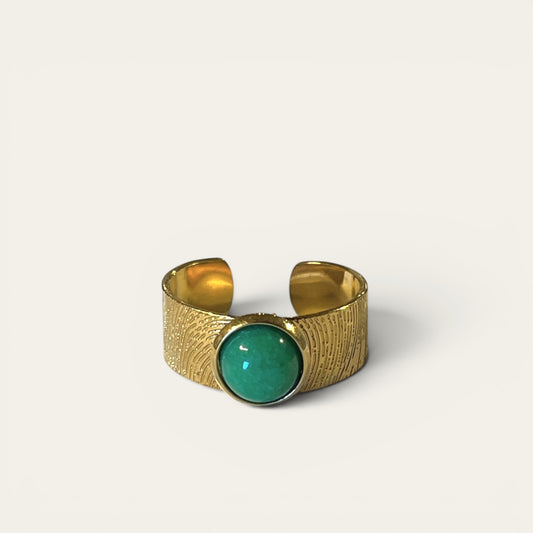 Håndlavet vandfast ring med grøn sten i forgyldt kirurgisk stål – Winther Design