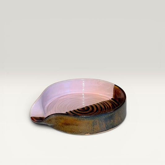 Keramik spoon rest i lyserød og brun – hånddrejet, 12 cm – Karlines Keramik