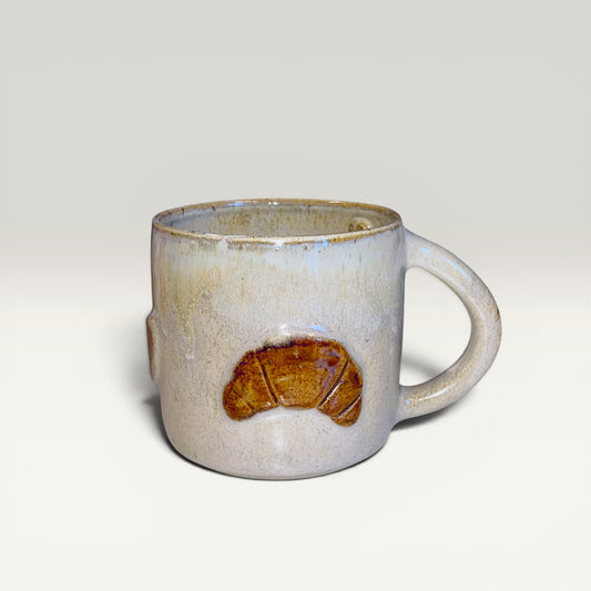 Keramikkrus med hank – croissant – håndlavet af Clay by Hornstrup