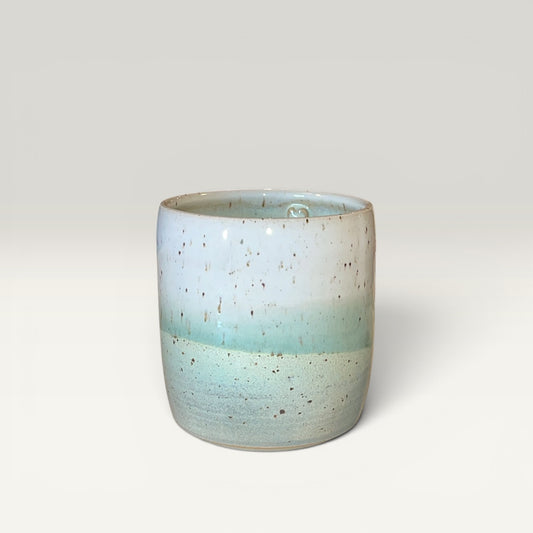 Håndlavet keramikkrus uden hank – Grågrøn med hjerte | Clay by Hornstrup