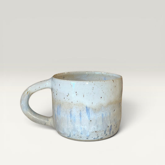 Håndlavet keramikkrus med hank – Sand | Clay by Hornstrup