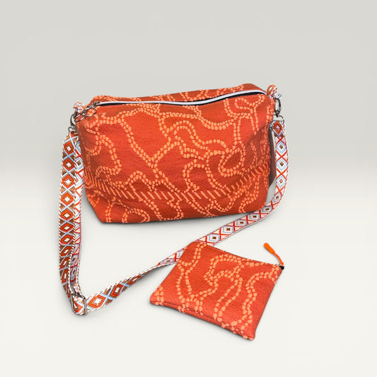Håndlavet boxy crossbody-taske med pung – Upcyclet pudebetræk | Jnortheved