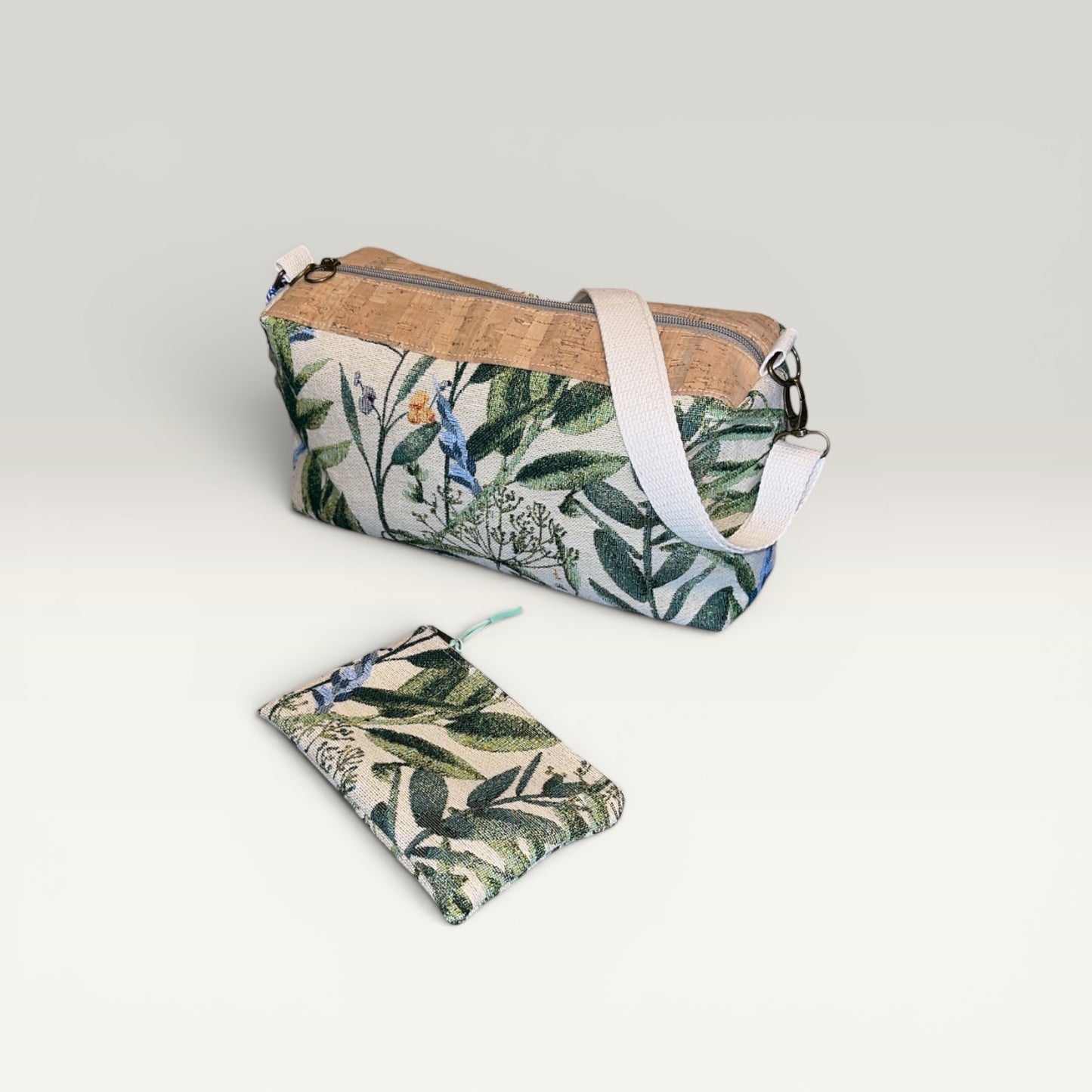 Håndlavet boxy crossbody-taske med pung – Kork & brokade med blade | Jnortheved