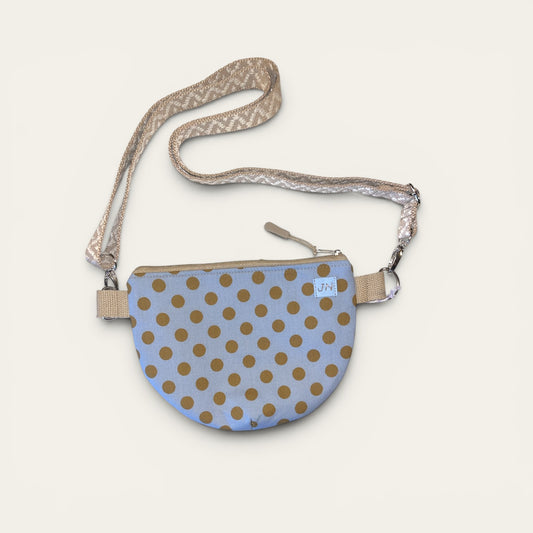 Håndlavet mini crossbody taske lyseblå med prikker – 20x15 cm – JNortheved