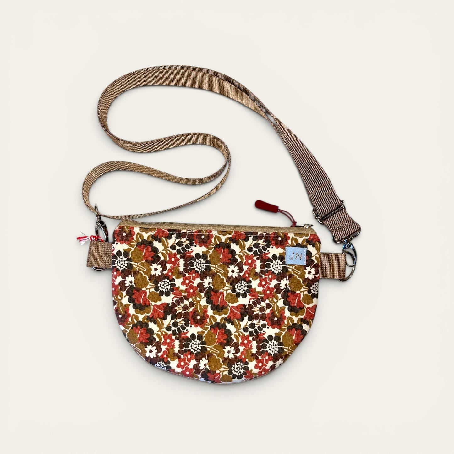 Håndlavet mini crossbody taske brune blomster – 20x15 cm – JNortheved