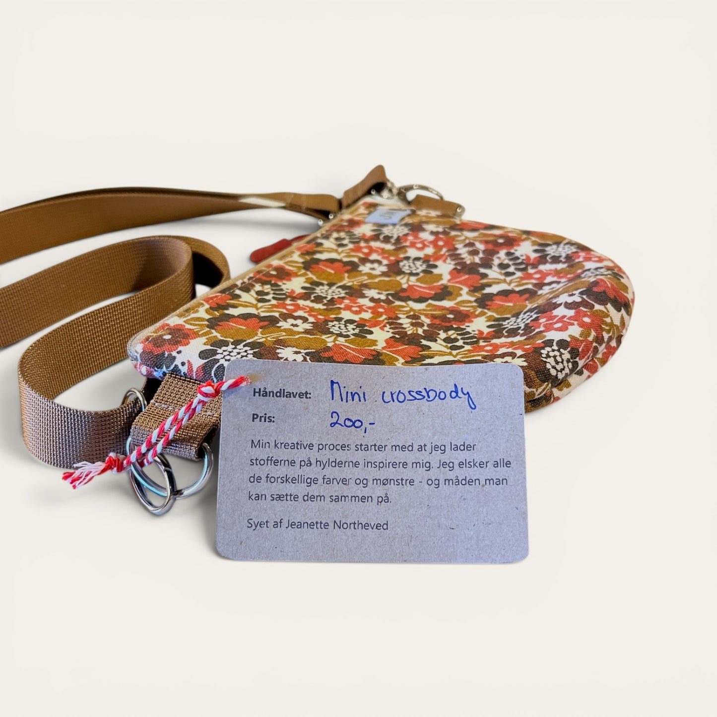Håndlavet mini crossbody taske brune blomster – 20x15 cm – JNortheved