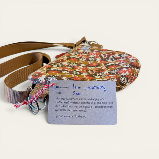 Håndlavet mini crossbody taske brune blomster – 20x15 cm – JNortheved