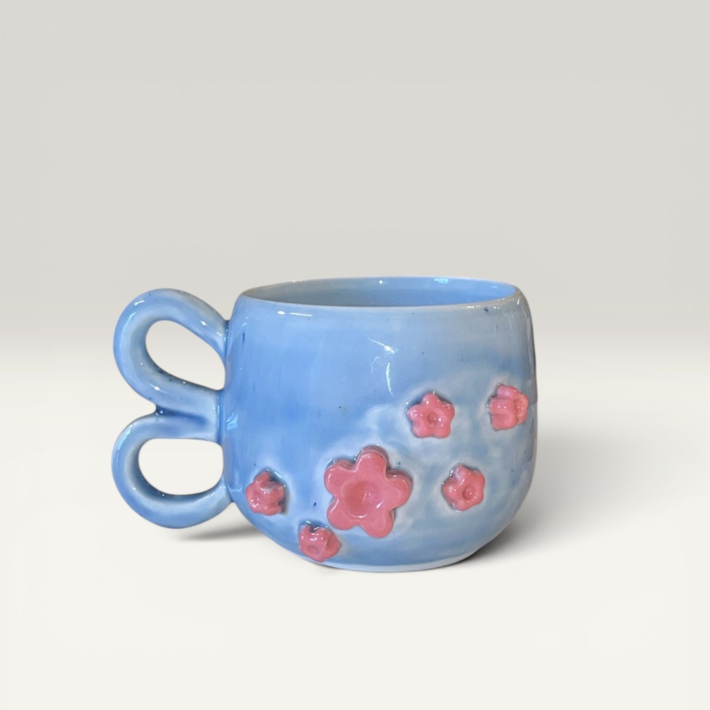 Krus med sommerfugle hank og blomster