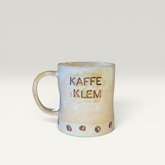 Klemmekrus med hank og „kaffeklem“ – Håndlavet keramikkrus af Charlottes Clayground