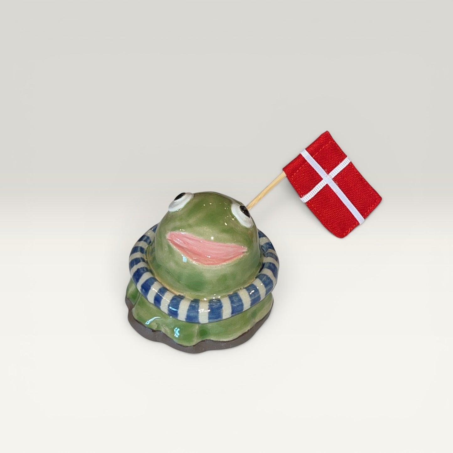 Bade Kajkage i keramik med stofflag – Håndlavet figur af Pedersen
