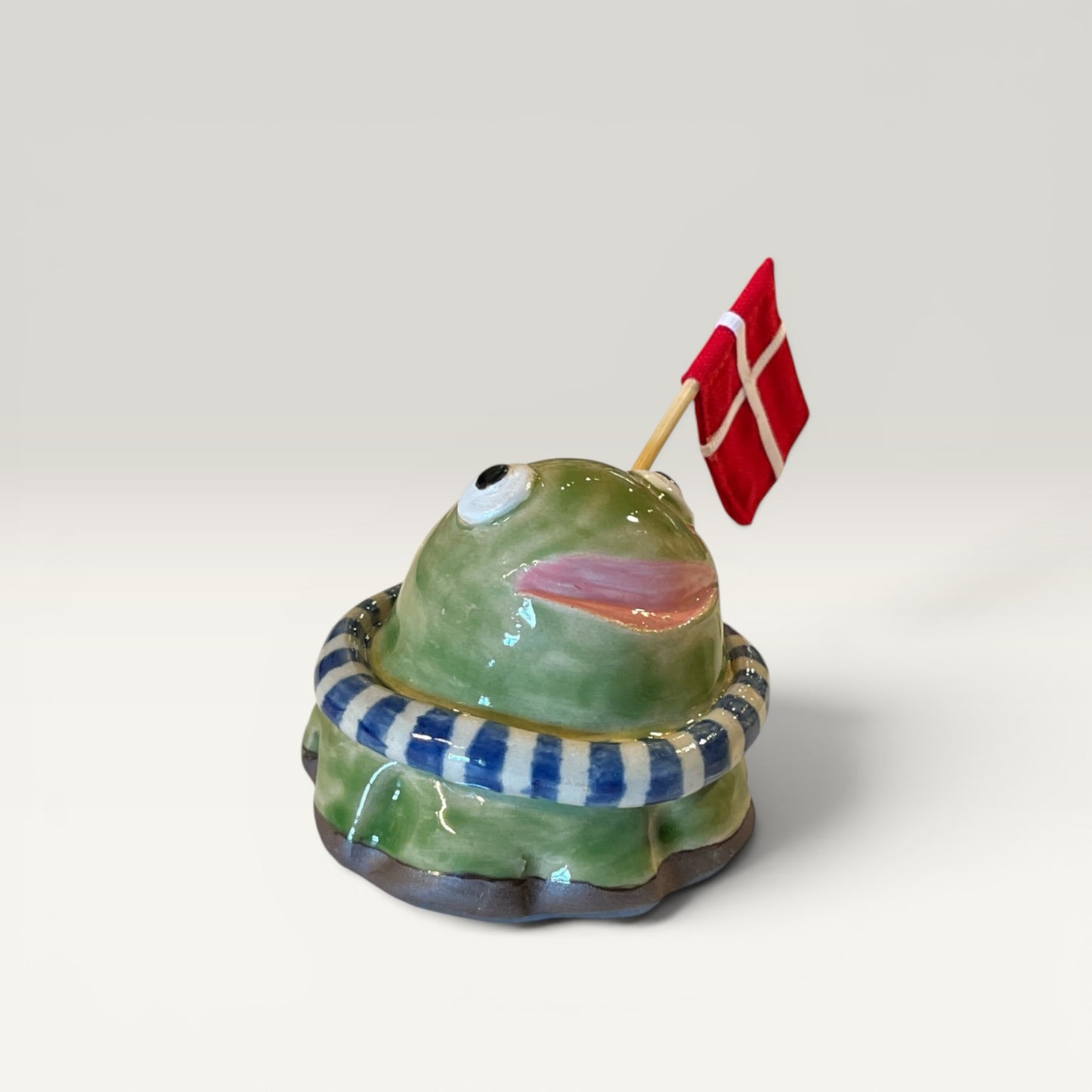 Bade Kajkage i keramik med stofflag – Håndlavet figur af Pedersen