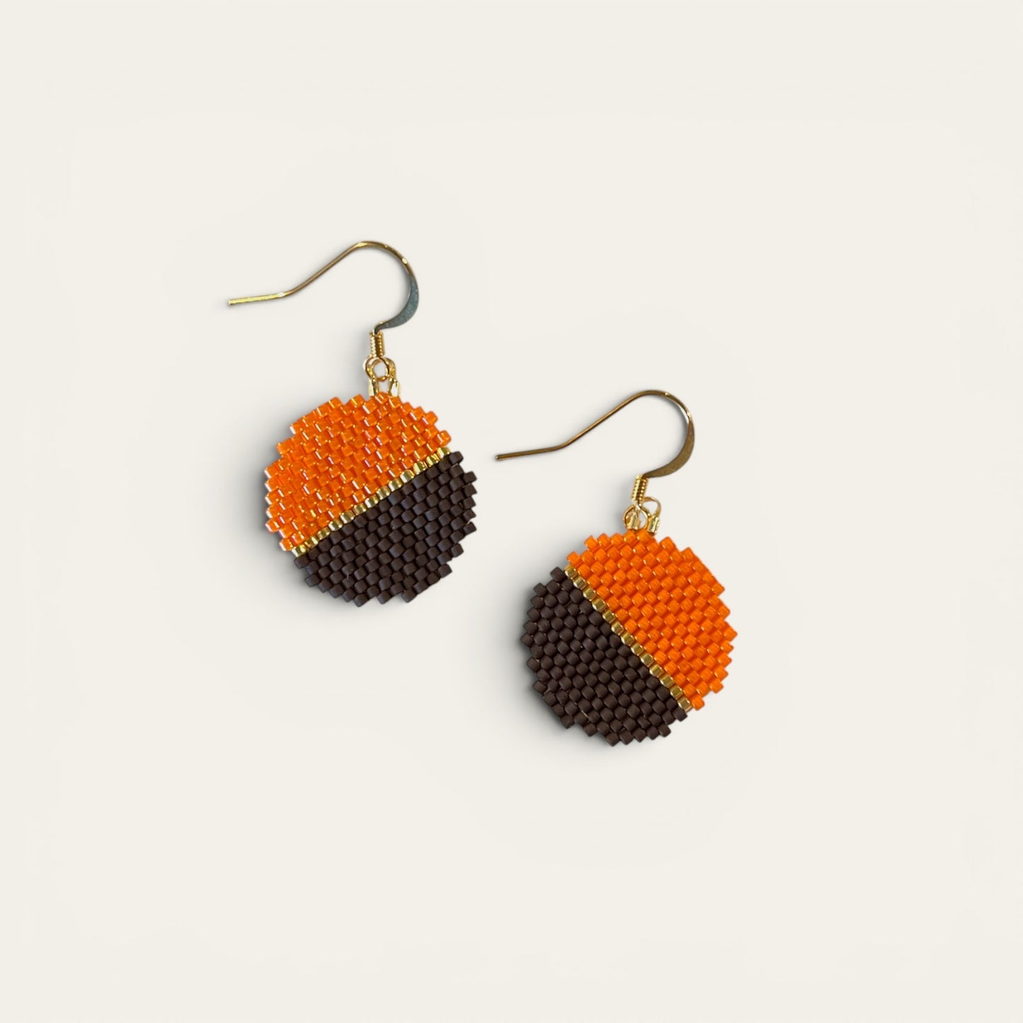 Runde øreringe i miyukiperler – brun/orange – Håndlavet af Sara Engel