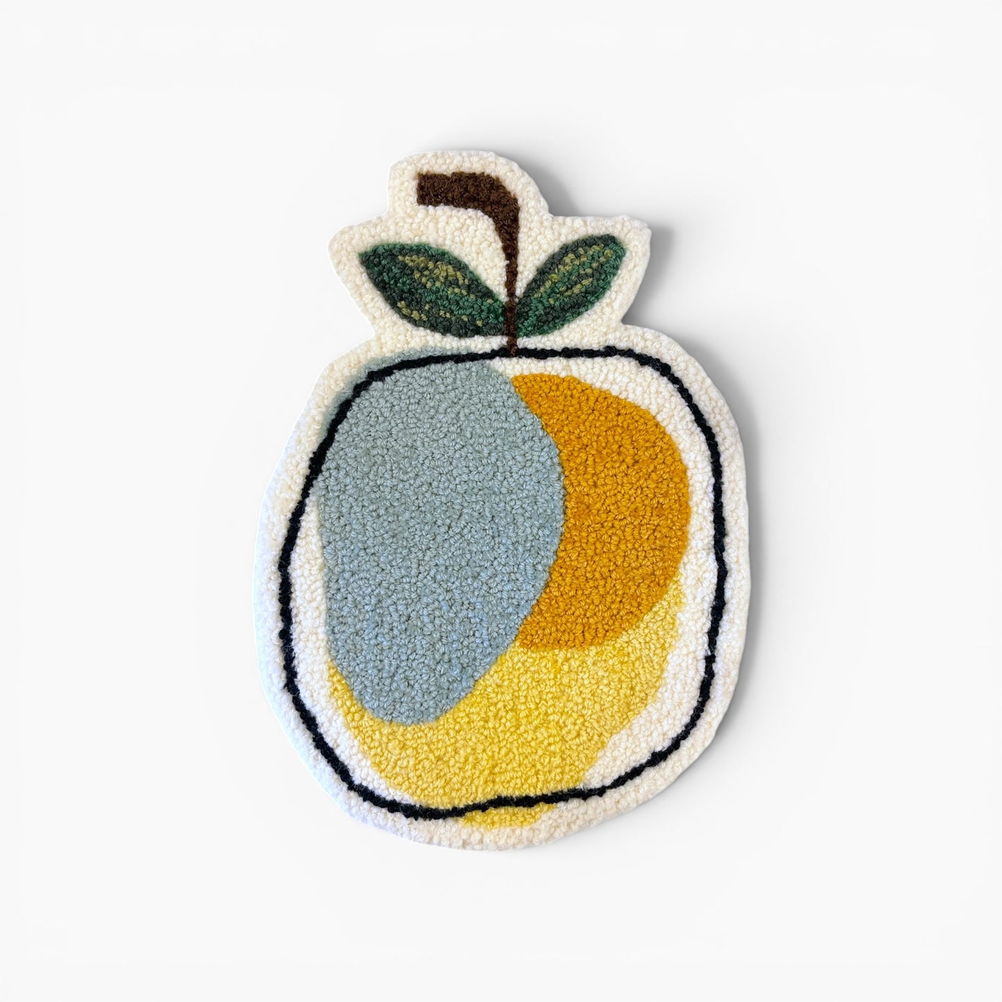 Tuftet æble i gul okker og støvet blå – 37x26 cm – Håndlavet vægdekoration af Flair