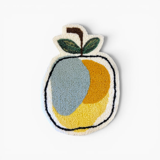 Tuftet æble i gul okker og støvet blå – 37x26 cm – Håndlavet vægdekoration af Flair