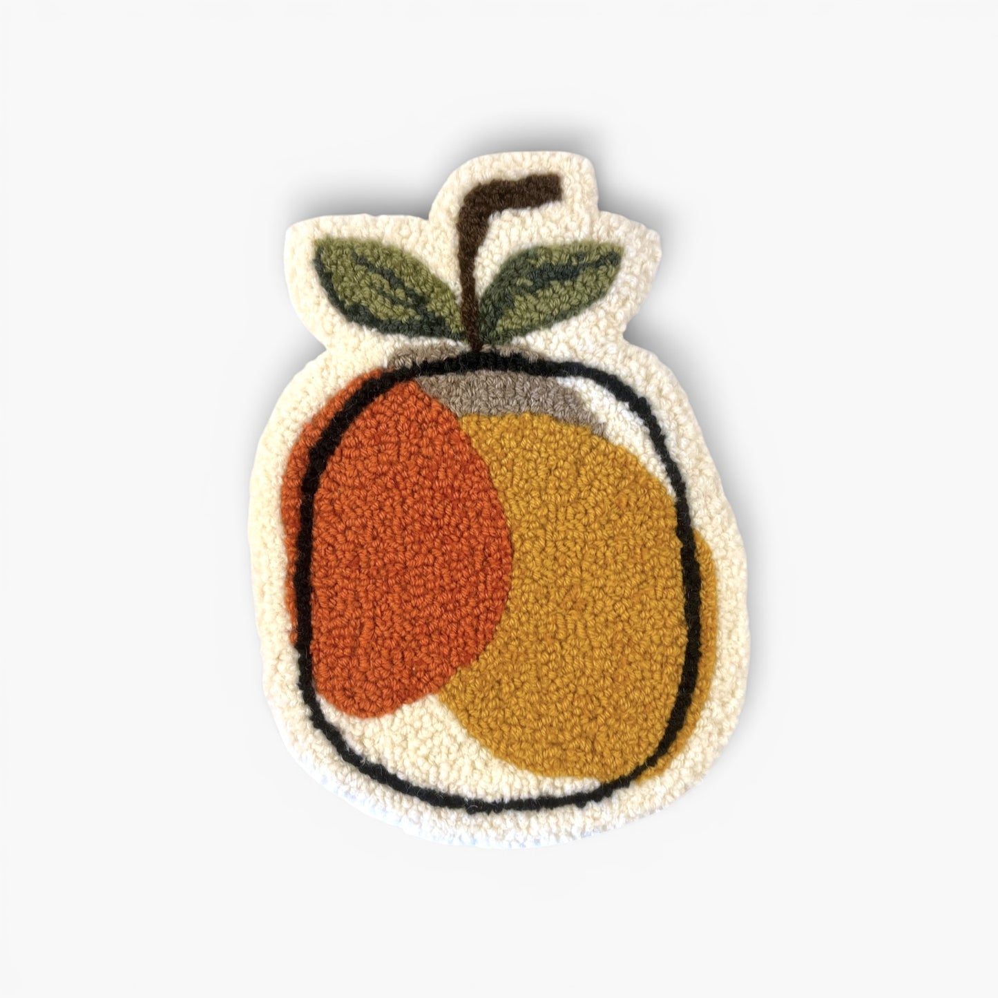 Tuftet æble i okker og brændt orange – 29x20 cm – Håndlavet vægdekoration af Flair