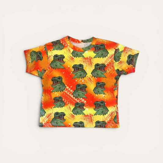 Børne t-shirt med dino-motiv – str. 104 (3-4 år) & 110 (4-5 år) – Håndlavet af M Henriksen Design