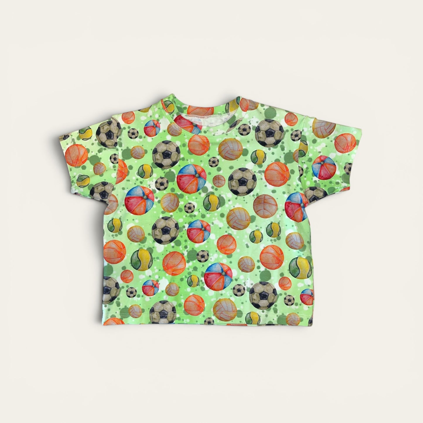 Børne t-shirt med bolde-motiv – str. 104 (3-4 år) & 110 (4-5 år) – Håndlavet af M Henriksen Design