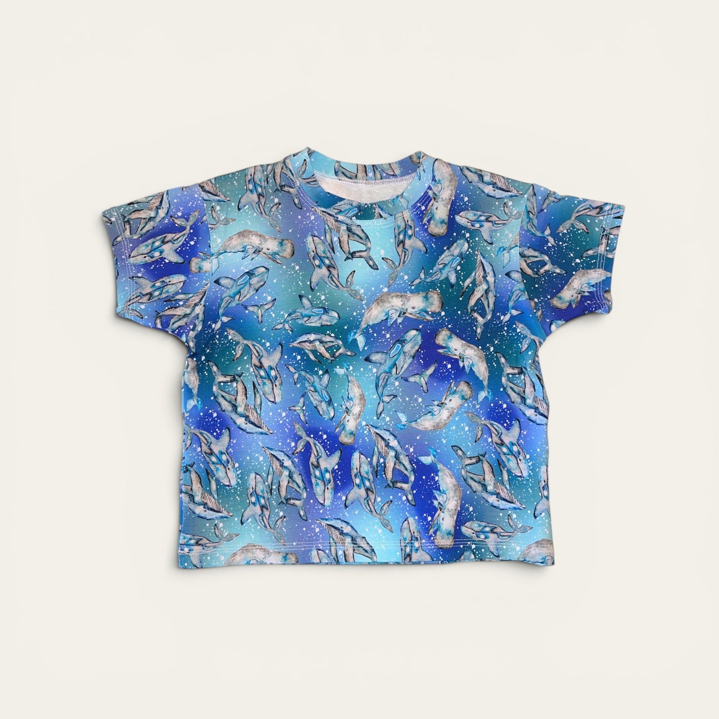 Børne t-shirt med hval-motiv – str. 104 (3-4 år) & 110 (4-5 år) – Håndlavet af M Henriksen Design