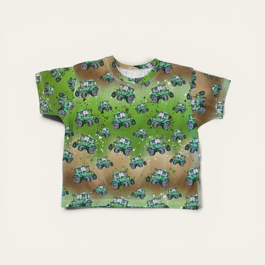 Børne t-shirt med grønne traktorer – str. 104 (3-4 år) & 110 (4-5 år) – Håndlavet af M Henriksen Design