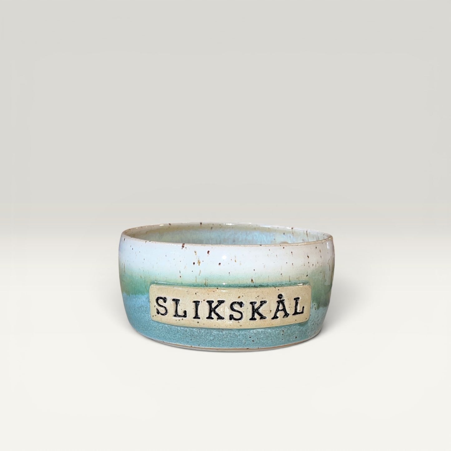 Håndlavet slikskål i keramik - Grågrøn skål fra Clay by Hornstrup