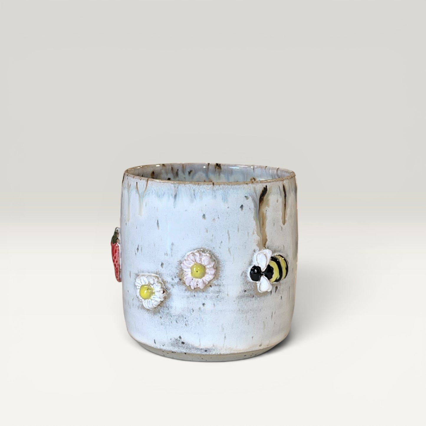 Krus uden hank – Blomster og bier | Håndlavet keramik af Clay by Hornstrup