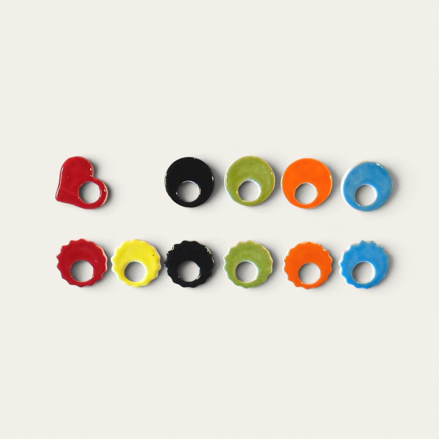 Hold my glasses – Keramik pin/broche af Famalut