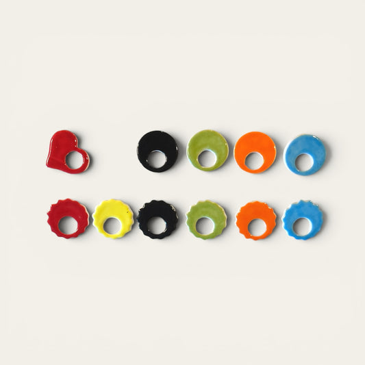 Hold my glasses – Keramik pin/broche af Famalut