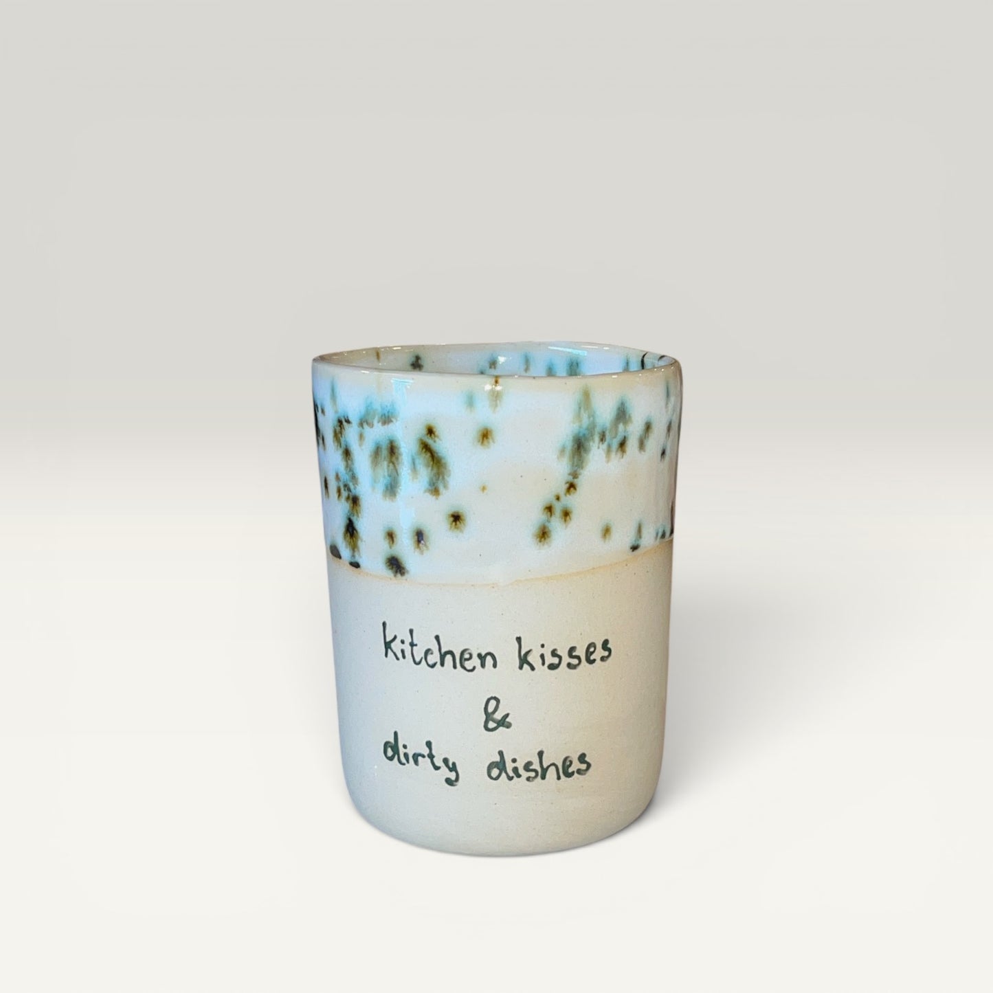 Stort krus – Kitchen kisses & dirty dishes | By Victoria Juul