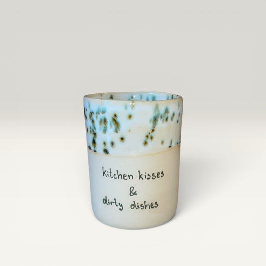 Stort krus – Kitchen kisses & dirty dishes | By Victoria Juul