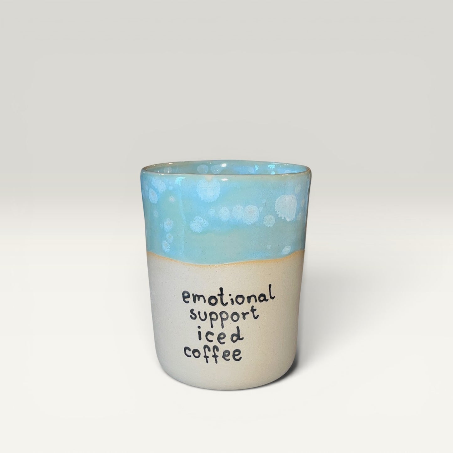 Stort krus – emotional support iced coffee | By Victoria Juul