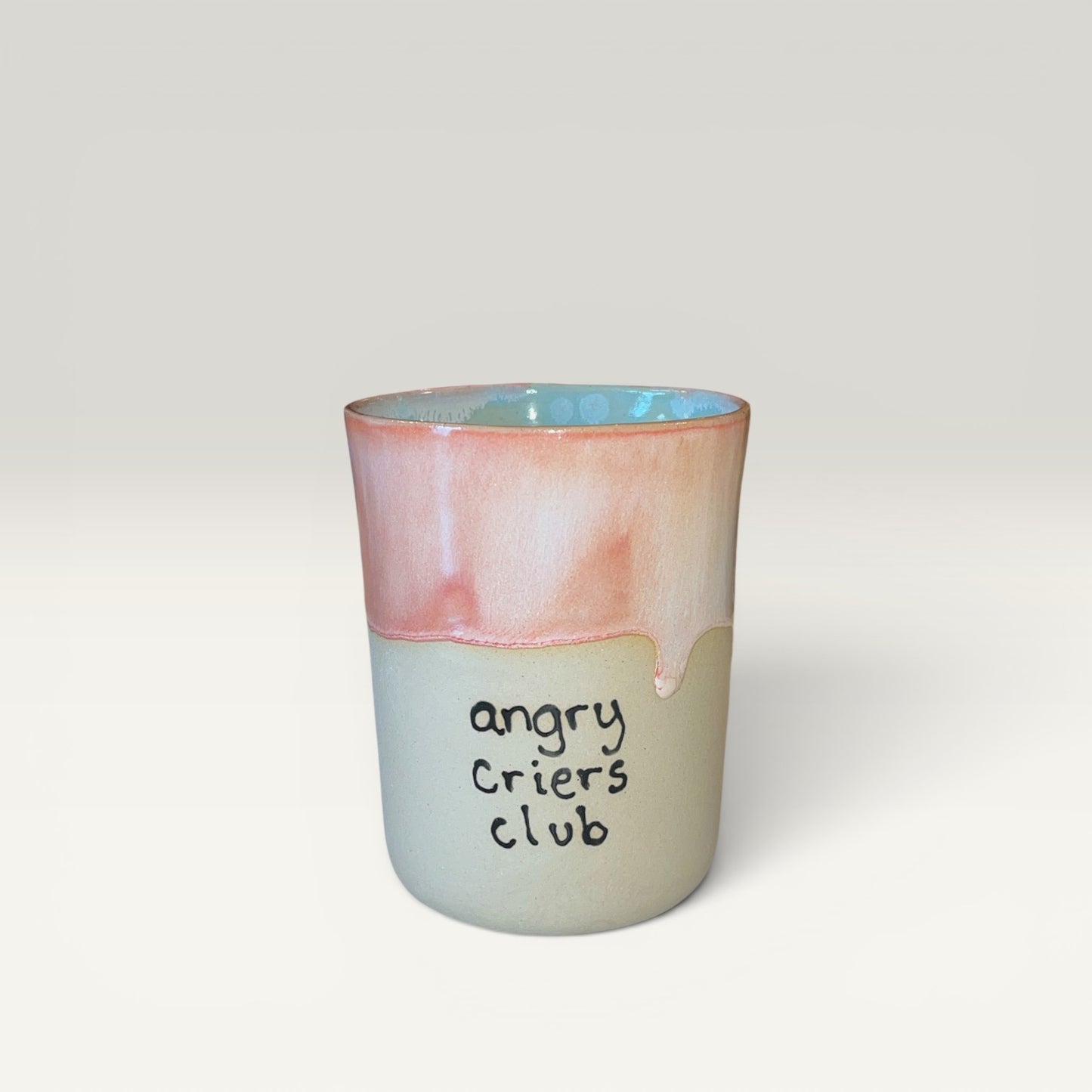 Stort krus – Angry criers club | By Victoria Juul