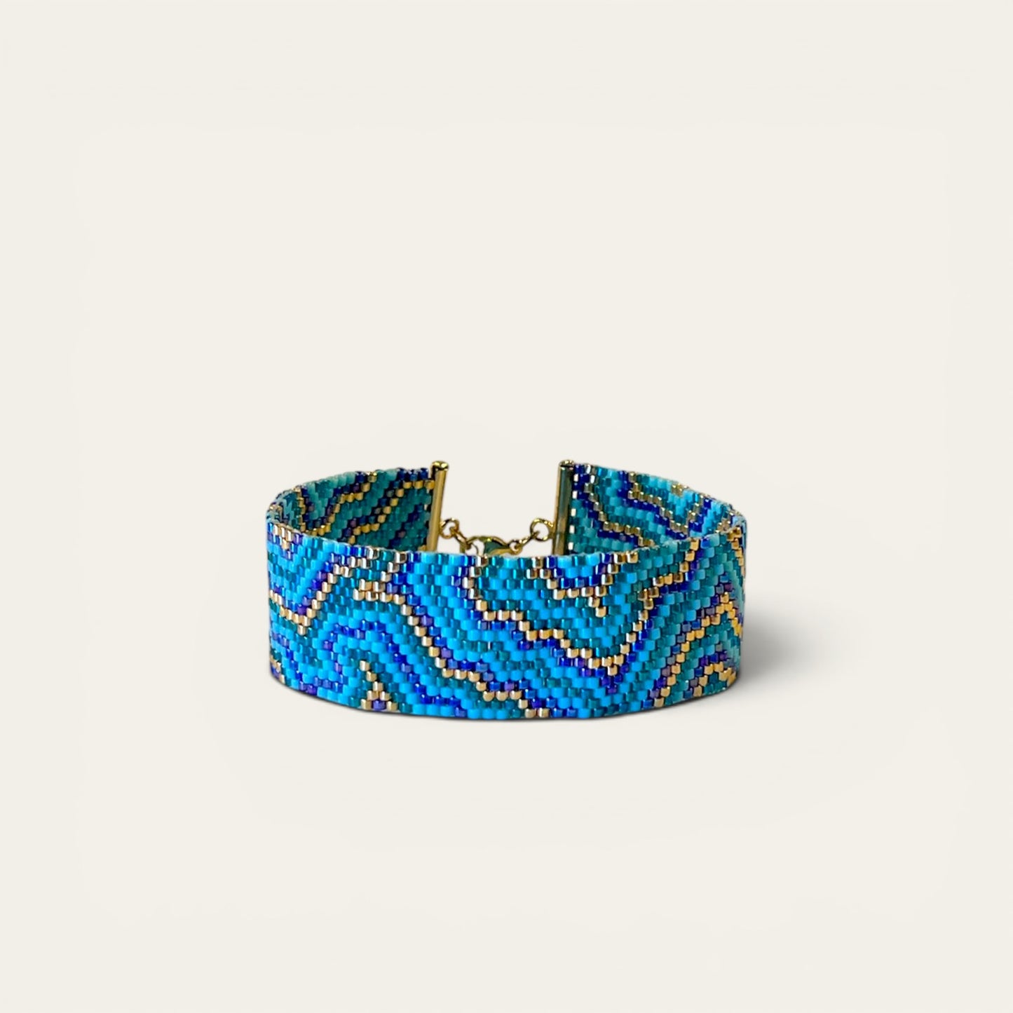Armbånd i miyukiperler – lyseblå geode mønster | Sara Engel