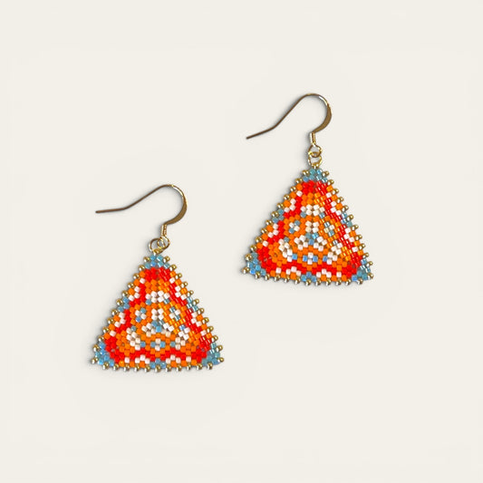 Store øreringe i miyukiperler – Orange trekanter | Sara Engel