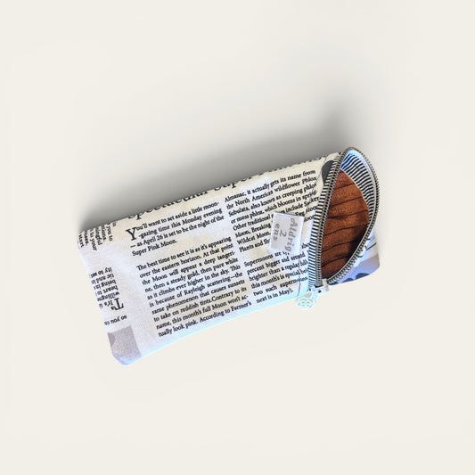 Brilleetui med newspaper-print