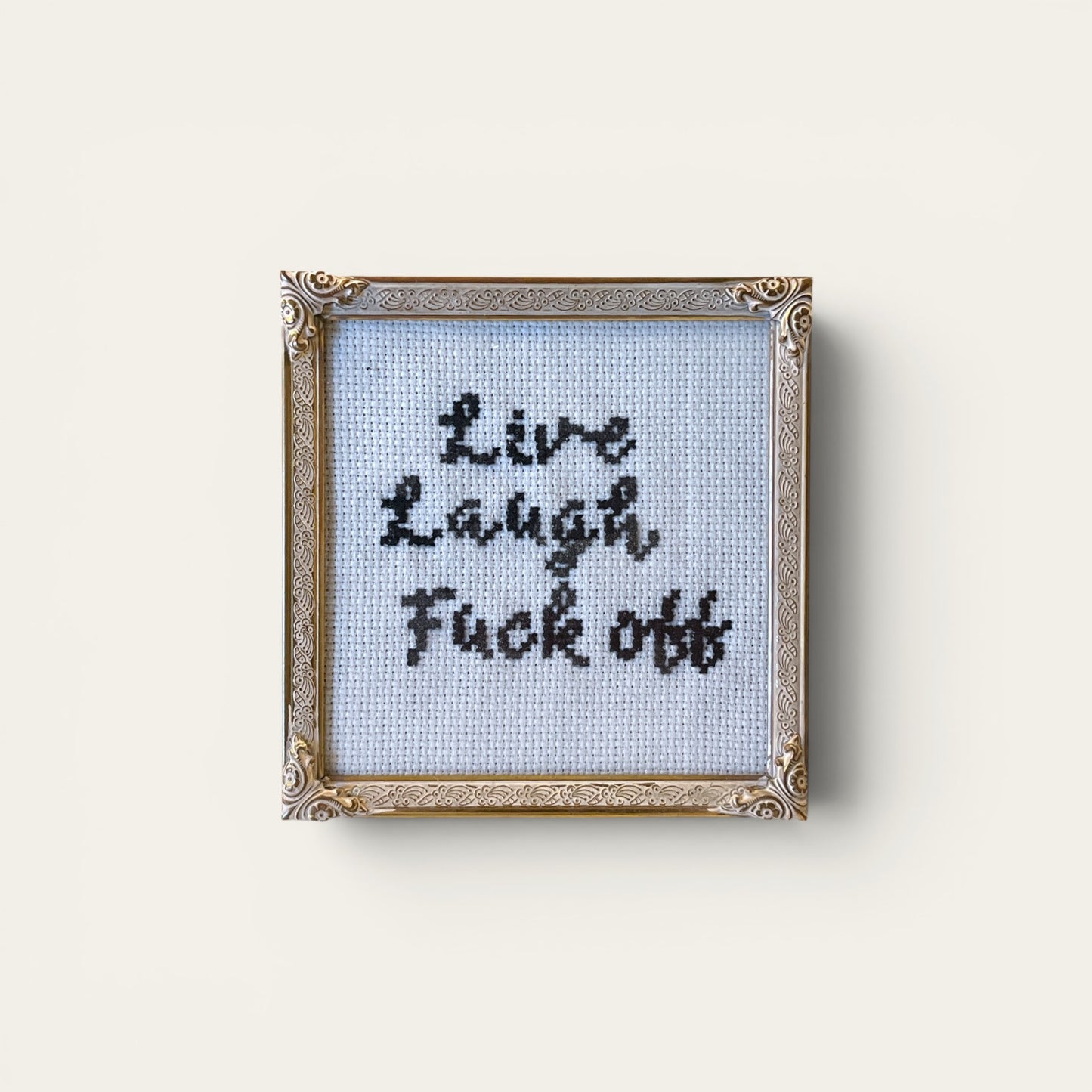 Broderi i ramme - "Live, Laugh, Fuck off"