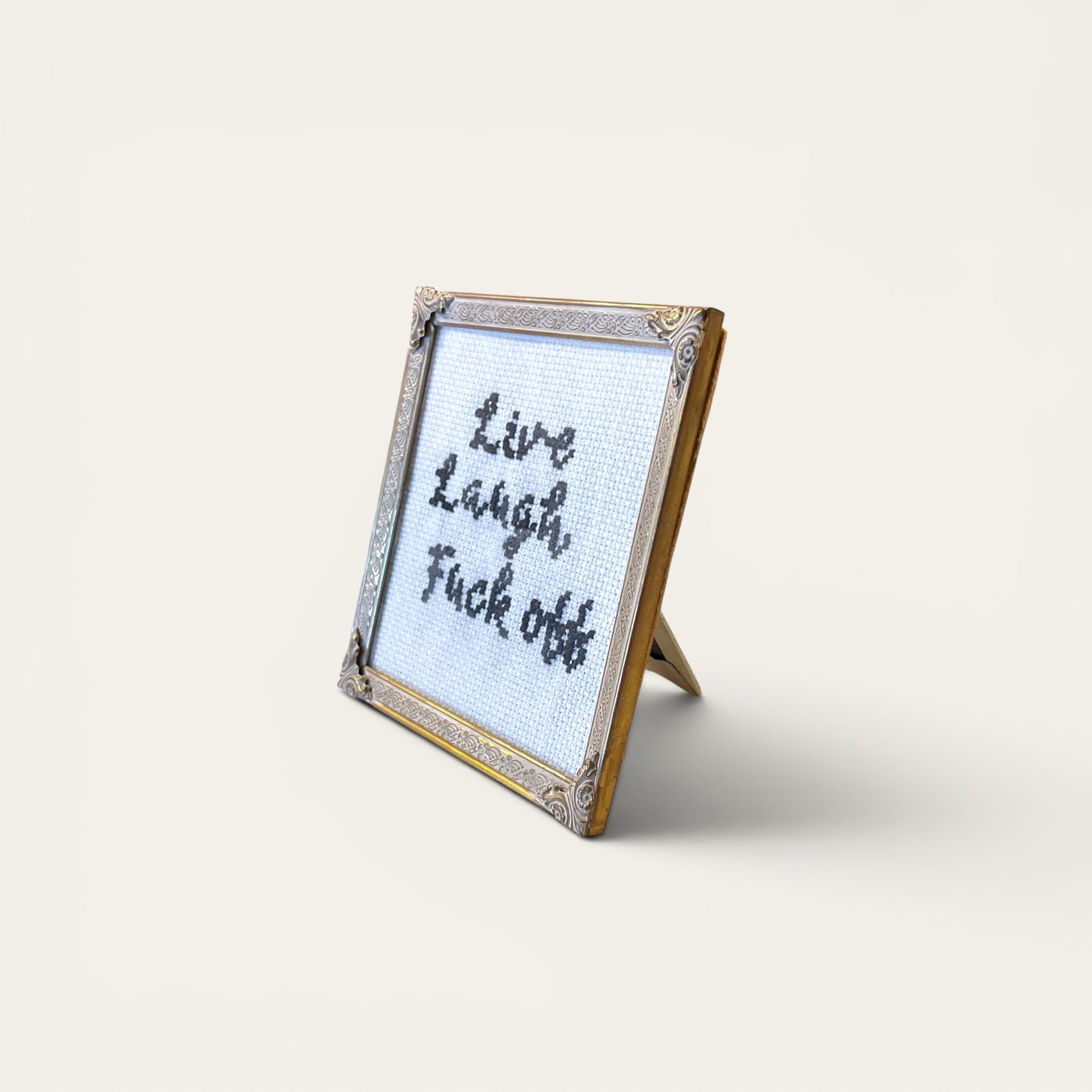 Broderi i ramme - "Live, Laugh, Fuck off"