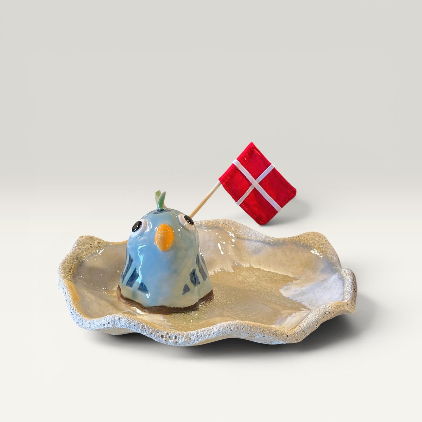Keramikfad med blå fuglefigur – Andrea kage | Krea i Kærnehuset