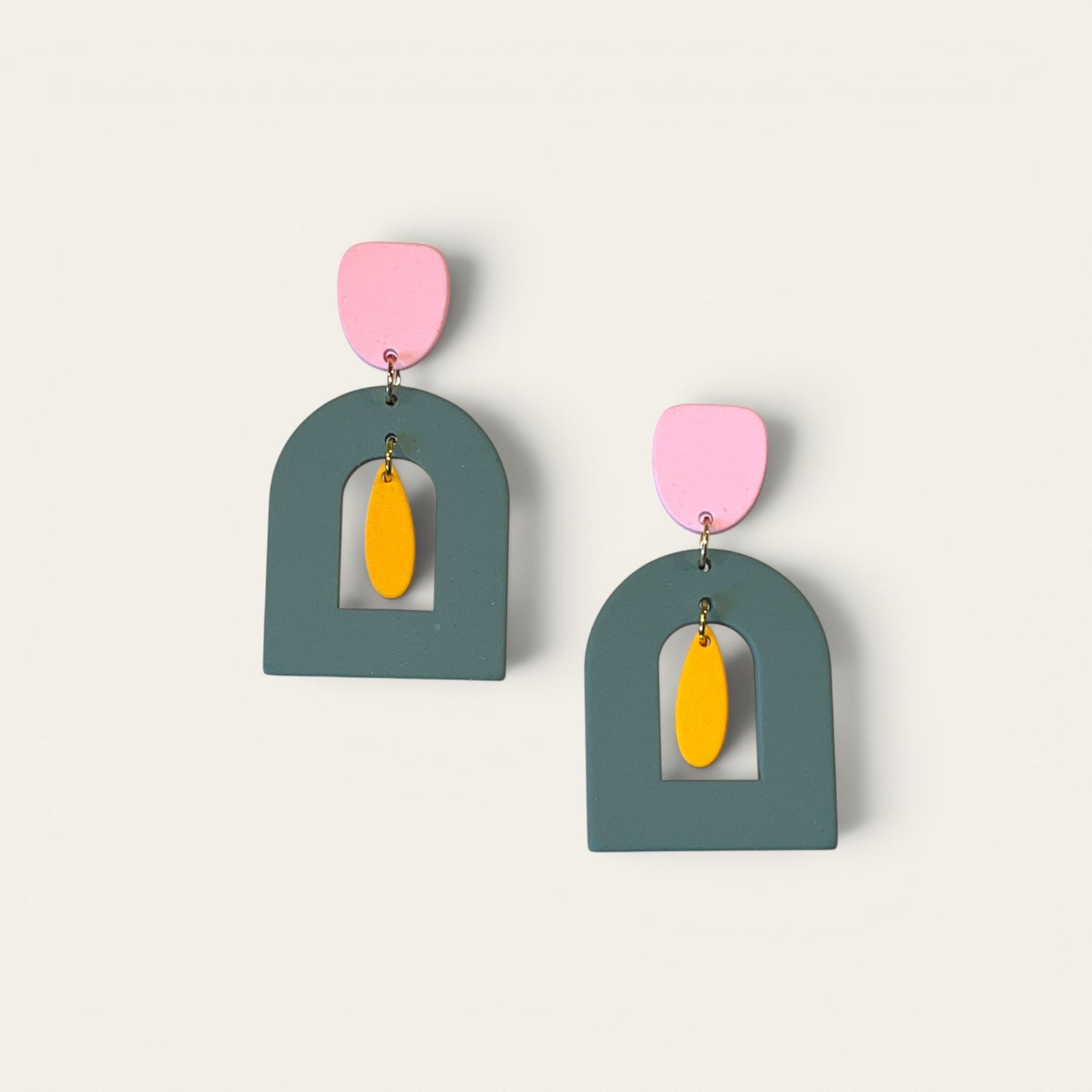 Statement ørestikker i mat grøn – Winther Design