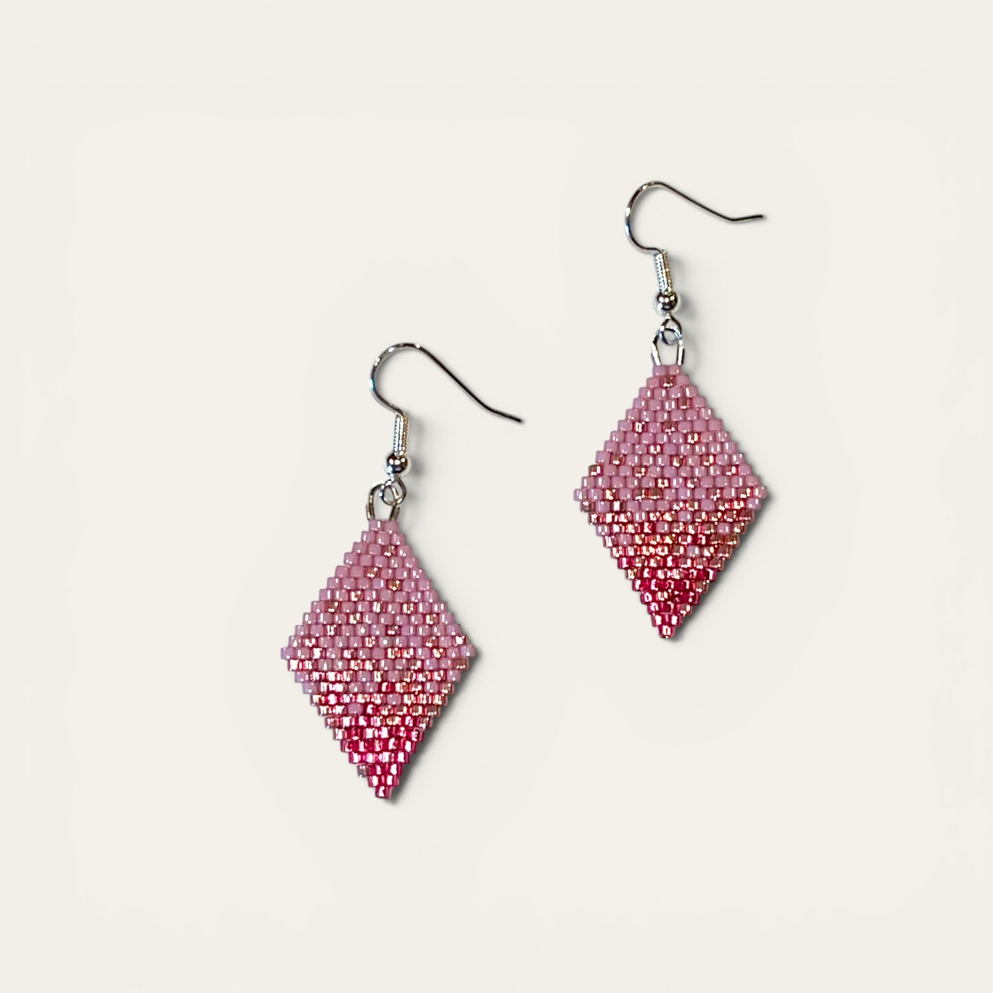 Øreringe i miyukiperler – lyserød og metallic rosa | Sara Engel