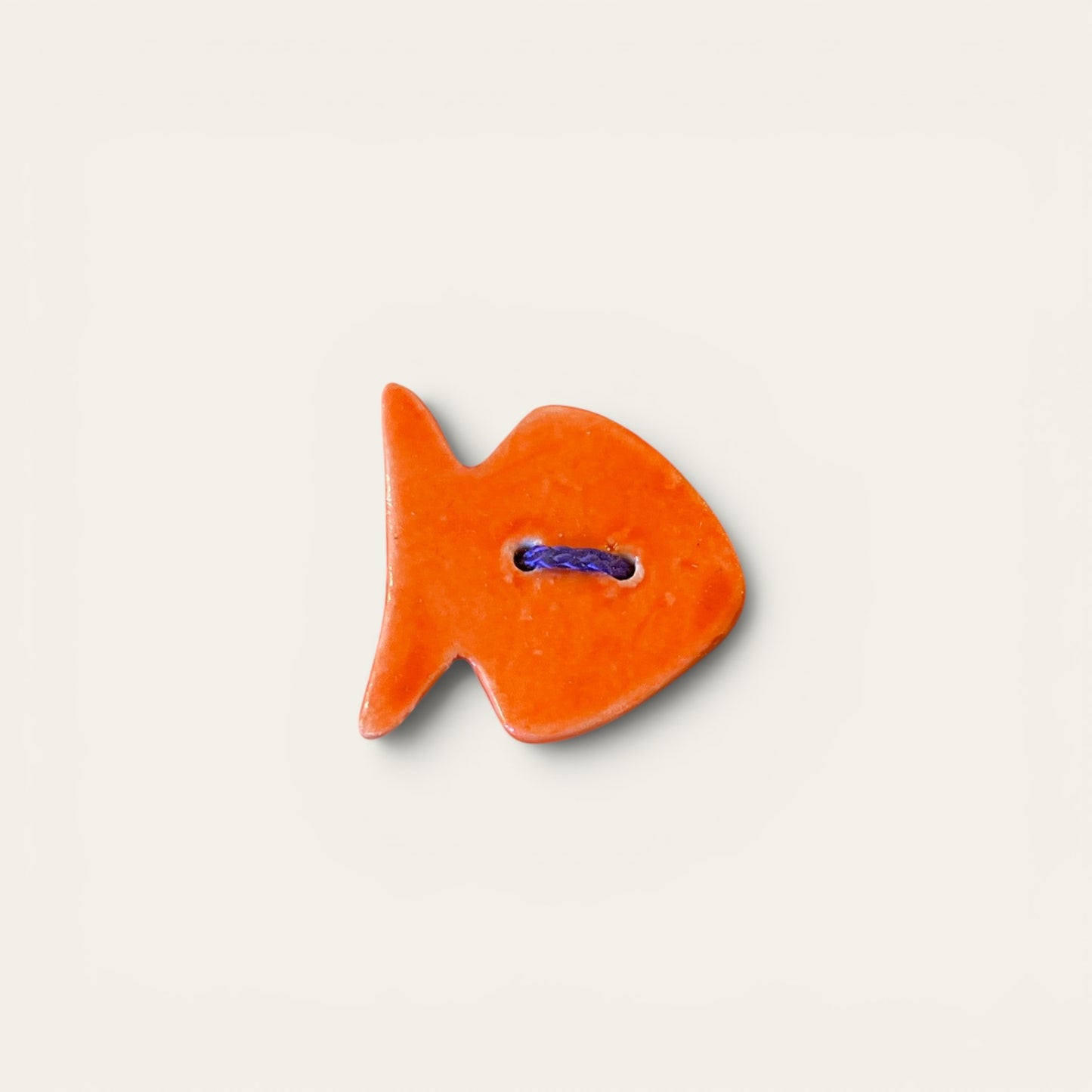 Lille broche i keramik - fisk