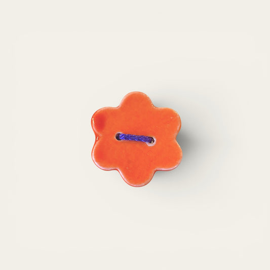 Lille broche i keramik - blomst